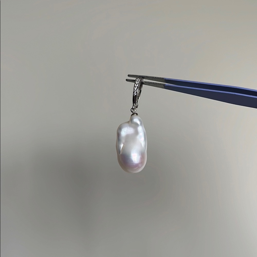 Baroque Pearl Pendant with white saphires
